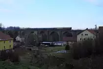 Der Advent-Sonderzug der ostsächsischen Eisenbahnfreunde aus Löbau verkehrte 2017 wieder mit der vereinseigenen 112 331-4.

Am Viadukt von Demitz-Thumitz wurde er am Vormittag des 03. Dezember bei jahreszeitlich geprägter Vegetation, sowie Lichtsituation fotografiert.
