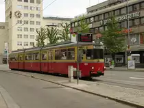 Tw 82 der Stubaitalbahn (ex-Hagen mit ex-Bielefeld Mittelteil) an der Haltestelle Triumphpforte in Innsbruck. Aufgenommen 20.9.2008.
