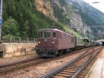 Am 11.07.2005 hat die BLS Re 4/4 186  Leissigen  Dienst an der Autoverlad. Hier f�hrt sie gerade mit einem solchen Zug aus Goppenstein in Richtung Kandersteg aus.