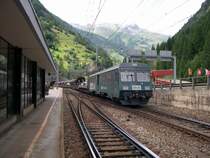 Am Schluss eines Autoverlad-Zuges am L�tschberg, h�ngt am 11.07.2005 der Steuerwagen 945. Er �hnelt ein wenig denen der NPZ&acute;s.