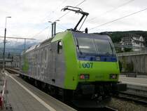 Ins Bw Spiez r�ckt am 11.07.2005 die BLS Re 485 007 ein.