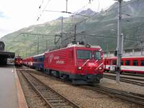 Noch mit den alten Glacier- und Speisewagen ist am 12.07.2005 die MGB HGe 4/4 Nr. 3 in Andermatt unterwegs. Auf ihrer Fahrt mit D 908 Zermatt-St. Moritz hat sie schon mehr als die H�lfte geschafft, w�hrend f�r den angeh�ngten Wagenzug noch keine Halbzeit ist.