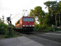 BR 155 108-4 f�hrt mit einem G�terzug am 18.05.07 am B� 28 vorbei