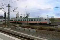 Bimdzf mit Schublok 120 115-1 als IC 2300  Warnow  (Linie 28) von München Hbf nach Berlin Gesundbrunnen verlässt Leipzig Hbf auf Gleis 10. [31.10.2017 | 13:17 Uhr]