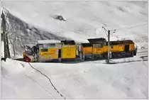 Gmf 4/4 242 und die Schleuder X rot mt 95401 kurz vor Arosa. (05.12.2017)