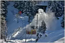 Gmf 4/4 242 und die Schleuder X rot mt 95401 haben ein leichtes Spiel mit dem federleichten Pulverschnee, der in der Nacht gefallen ist. Kurz vor Arosa räumen sie die Strecke. (05.12.2017)