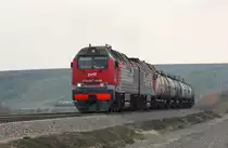 Тепловоз 2ТЭ25КМ-0098 с поездом на перегоне Юровский - Красная Стрела, Северо-Кавказская Железная Дорога. Diesellokomotive 2TE25KM-0098 mit einem Zug auf der Strecke Yurovsky - Krasnaya Strela, der Nordkaukasischen Eisenbahn. Diesel locomotive 2TE25KM-0098 with a train on the Yurovsky - Krasnaya Strela section, the North-Caucasian Railway.