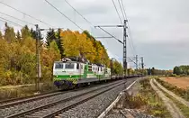 Eien Doppeltraktion der Sr 1 Lokomotiven 3057 / 3064 fährt mit einem leeren Stahlcoilzug in Akaa nach Norden vorüber.Bild 1.10.2017 