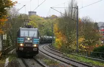 186 293-7 von Lineas und die Cobra 2843 und fahren durch Aachen-Schanz mit einem langen Kesselzug aus Antwerpen-BASF(B) nach Ludwigshafen-BASF(D) und kommen aus Richtung Aachen-West in Richtung Aachen-Hbf,Aachen-Rothe-Erde,Stolberg-Hbf(Rheinland)Eschweiler-Hbf,Langerwehe,Düren,Merzenich,Buir,Horrem,Kerpen-Köln-Ehrenfeld,Köln-West,Köln-Süd. Aufgenommen vom Bahnsteig von Aachen-Schanz. 
Bei Regenwetter am Morgen vom 10.11.2017. 