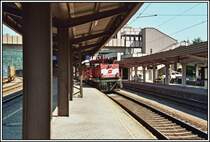 1063 042 rangiert mit einer 1144er im Juni 2005 im Bahnhof Kufstein.