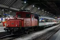 SBB: E 3/3 16410 + SRm 89-90-100-7  le salon de luxe  + Apm 19-90 104-4 in Zürich HB am 6. Dezember 2017.
Foto: Walter Ruetsch