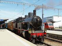 Bahnhof Romanshorn am Mittag des 13.05.2007: Die Eb 3/5 vom Dampf-Loki-Club Herisau wartet mit ihrem Sonderzug auf die R�ckkehr der Reiseg�ste vom Mittagessen, auf dem Nachbargleis dagegen kommt die Abfahrtzeit f�r die Re 460 046 vor dem IC 826 nach Brig immer n�her, ein wirklich reizvoller Kontrast zweier Epochen.
