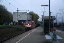 186 333-1 DB-Schenker kommt aus Richtung Mönchengladbach,Herzogenrath ,Kohlscheid,Richterich,Laurensberg mit einem mit einem Schrottzug aus Köln-Kalk(D) nach Genk-Goederen(B)  und fährt durch Aachen-West in Richtung Montzen/Belgien.
Aufgenommen vom Bahnsteig in Aachen-West. 
In der Abendstimmung am Abend vom 11.11.2017.
