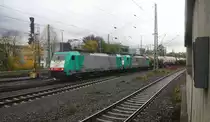 Zwei Cobra 2827 und 2815  kommen aus Richtung Köln,Aachen-Hbf,Aachen-Schanz mit einem Kesselzug aus Ludwigshafen-BASF(D) nach Antwerpen-BASF(B) und fahren in Aachen-West ein. Aufgenommen vom Bahnsteig in Aachen-West. 
Bei Regenwolken am Nachmittag vom 12.11.2017.