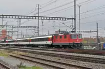 Re 4/4 II 11140 durchfährt den Bahnhof Muttenz. Die Aufnahme stammt vom 09.11.2017.