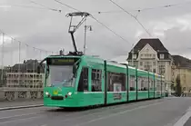 Be 6/8 Combino 323, auf der Linie 6 überquert die Mittlere Rheinbrücke. Die Aufnahme stammt vom 29.11.2017.