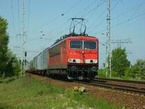 Diese 155 hat so eben das Kreuz Biesdorf hinrer sich gelassen und f�hrt nun am Fu�g�ngerweg in der N�he vom Eichgestell entlang