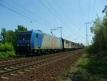Eine 185 mit einem G�terzug am Haken hinter dem Kreuz Eichgestell am Bahn�bergang Biesdorf.
19.5.2007, 13:40