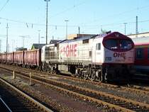 Ein ebenfalls seltenes Fahrzeug in Aalen ist die Lok   RED TIGER  der Osthannoverschen Eisenbahn Ag (OHE), hier mit einem Holzzug im G�terbereich des Bahnhofs Aalen. Aufgenommen am 18.05.07