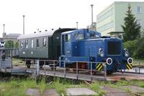 V 23 082 mit altem Personenwagen auf der Drehscheibe im Bw Schwerin. 13.05.2007