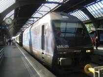 Re 460 051-6 ''166'' am 19.5.07 in Z�rich HB. ''166'' ist eine Telefonnummer bei der die aktuelle Betriebslage der SBB abgefragt werden kann.