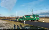 Ende des Zuckerrübenverkehrs auf Schweizer Schmalspurbahnen. Bei der MBC werden dieses Jahr das letzte Mal Zuckerrüben auf der Schiene abtransportiert, ab der Saison 2018 werden die Rüben in Containern auf der Strasse nach Cossonay gebracht und dort direkt auf die Normalspur verladen.<br>
In der Woche vom 11. bis am 15. Dezember wird auf der Zweigstrecke Apples - L'Isle verladen.
<br>Am 12. Dezember 2017 wurde der Zug für die dritte Fahrt in Apples nicht umfahren, die Lok stand also am anderen Ende als bei den vorherigen beiden Fahrten. An der Strecke noch darüber geärgert, erwies sich dies einmal am Verladeort angekommen als Glücksfall, stand die Ge 4/4 22 hier doch jetzt schön in der Sonne. Die MBC ist in der Region auch für den Schülertransport zuständig und so wird der Rübenzug während dem Verlad kurz vor Schulschluss von einem Schulbus passiert. Auch zu sehen die Schatten der drei Fotografen, welche sich hier zufällig getroffen haben.