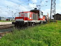 1163 015-1(Hilde)absolviert bei KM306-2 neben dem saftigen Grün im Bhf. Treibach/Althofen Rangierarbeiten; 170901