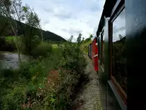 GT62 der GTB dampft, bzw. ruckelt unter Begeisterung so mancher Fahrgäste, gemächlich durch die blühende Landschaft entlang des Flusses Gurk; 170963