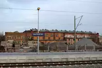 Mehrere Gebäude des ehemaligen RAW Halle (Saale) auf dem Gebiet der DR, so wie dieses neben dem Hauptbahnhof, bleiben noch erhalten und bilden ein großflächiges Industriedenkmal. So kann man sagen, dass die Gegend sich zu einem verwunschenen Ort entwickelt hat.
Aufgenommen von Bahnsteig 10/11. [2.12.2017 | 15:20 Uhr]