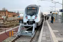 1442 712 und ein weiterer 1442 (Bombardier Talent 2) der S-Bahn Mitteldeutschland (DB Regio Südost) als S 37575 (S5) nach Altenburg stehen in ihrem Startbahnhof Halle(Saale)Hbf auf Gleis 13. [2.12.2017 | 15:31 Uhr]