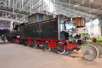 Zumindest aus dieser Perspektive ist mir das Unmögliche dann doch gelungen :-)

Güterzug-Dampflok OB-6640, Baujahr 1902, im Russischen Eisenbahnmuseum in St. Petersburg, 4.11.2017