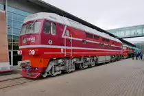 Die Weltrekordlok ТЭП80-0002, Baujahr 1989, im Russischen Eisenbahnmuseum in St. Petersburg, 4.11.2017 

 Damals  noch zwischen den beiden Hallen ausgestellt, steht sie inzwischen auf ihrem eigentlich Platz in der Fahrzeughalle; besser fotografieren kann man die ТЭП80 dadurch aber nicht...
Die an ihrer Stelle  geparkte  Gleisbaumaschine von Kalugaputmash ist inzwischen aus dem Museum verschwunden.

Diese Lok stellte am 5. Oktober 1993 auf der Bahnstrecke Sankt Petersburg–Moskau mit 271 km/h den Geschwindigkeits-Weltrekord für Diesel-Schienenfahrzeuge auf.