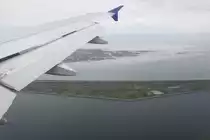 Wer mit dem Flieger nach Kopenhagen reist, der kann kurz vor der Landung in Kopenhagen den faszinierenden Blick auf die Öresundverbindung nach Malmö genießen. Und mit etwas Glück kommt auch noch ein Zug vorbei. Aufnahmedatum: 05.07.2017