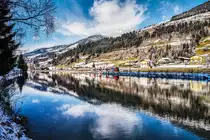 Ein 4024 fährt als REX 1513 (Wörgl Hbf - Schwarzach-St. Veit) bei Högmoos, nahe Grieß im Pinzgau vorüber.
Aufgenommen am 3.12.2017.