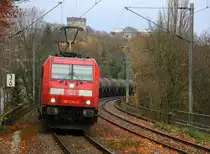 185 234-2 und 185 203-7  beide von DB und fahren durch Aachen-Schanz mit einem langen Ölzug aus Antwerpen-Petrol(B) nach Basel(CH) und kommen aus Richtung Aachen-West in Richtung Aachen-Hbf,Aachen-Rothe-Erde,Stolberg-Hbf(Rheinland)Eschweiler-Hbf,Langerwehe,Düren,Merzenich,Buir,Horrem,Kerpen-Köln-Ehrenfeld,Köln-West,Köln-Süd. Aufgenommen vom Bahnsteig von Aachen-Schanz. 
Am Kalten Nachmittag vom 26.11.2017.