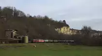 Es war mal an der Tagesordnung: Ein Güterzug auf der kleinen oberen Neckartalbahn. 
Jahrelang nur geprägt durch 612er und 650er. Güterzüge waren eher die Ausnahme. 
Doch auf einmal nimmt alles seinen Lauf; Rastatt und Gäubahn dicht. Totalausfall. 
Die kleine unbeachtete Nebenbahn wird auf ein Mal zu einem Knotenpunkt des internationalen Güterverkehrs. 

Knapp einen Monat nach dem die Strecke bei Rastatt wieder freigegeben wurde, musste aber nochmal an der Gäubahn gewerkelt werden was erneut zu einzelnen Umleitern führte. 

Den wohl interessantesten gab es am 23.11.17 zu sehen. Gebildet aus der altroten 218 387 und der Fernverkehrsmaschine alias 218 836 erreicht der Kesselwagenzug in Kürze Bad Niedernau mit einer kleinen Verspätung von etwa 2 Stunden. 
Eigentlich waren die Maschinen für die Südbahn eingeteilt und nicht für die Neckartalbahn... aber naja; so hat mir das eh besser gepasst. 