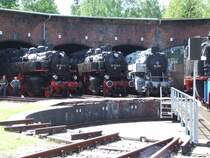 86 1607-0, 86 1049-5 und 86 283 vor dem Ringlockschuppen des Schwarzenberger Eisenbahnmuseums zum 15-j�hrigen Bestehens.Aufgenommen am 19.05.07.
