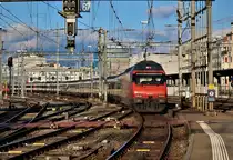 SBB Re 460 058-1  La Côte  bei der Abfahrt mit IR 90 nach Brig im Bahnhof Genève-Cornavin. Smastag, 16. Dezember 2017