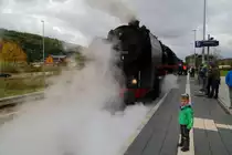  Wenn ich groß bin, werde ich auch Lokführer und dann mache ich noch viieel mehr Dampf!!  ;-) Kleiner Schnappschuß am 07.10.2017 im Bahnhof Schmalkalden, während des Dampfablassens über die Zylinderentwässerungen bei 50 380. Selbige war hier mit dem Meininger Sonderzug nach Arnstadt unterwegs.