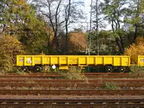Dieser interessante Gast in Form eines Wagens für die britische  Network Rail  stand am 7. November 2003 im Bahnhof Köln West abgestellt.