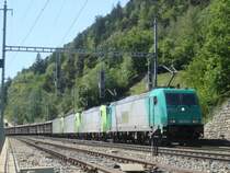 Die BR 185 576-6 (ATC) und drei Re 485 bremsen einen G�terzug die L�tschberg-S�drampe hinab. Bei Hohtenn am 18.5.2007