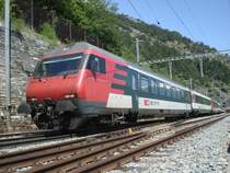 Der IR Brig-Romanshorn f�hrt Steuerwagen voraus dem L�tschbergtunnel entgegen. Bei Hohtenn am 18.5.2007