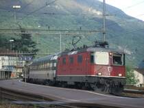 Die Re 4/4 II 11230 macht mit ihrem IR Locarno-Basel einen kurzen Halt in Faido. 17.5.2007