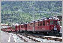Der Regionalzug nach St.Moritz mit den direkten Kurswagen nach Chur (Bernina Express Winter) wird in Tirano zusammengestellt. (08.05.2007)