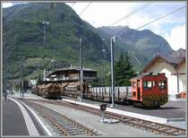 In Tirano wird vor allem Holz umgeschlagen von der RhB auf Lastwagen. Tm 19 besorgt die Zustellung ins Freiverladegleis. (08.05.2007)