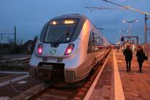 1442 708 (Bombardier Talent 2) der S-Bahn Mitteldeutschland (DB Regio Südost) als S 37577 (S5) nach Zwickau(Sachs)Hbf steht in ihrem Startbahnhof Halle(Saale)Hbf auf Gleis 13 bereit. Auf dem Anzeiger steht fälschlicherweise  Altenburg . [2.12.2017 | 16:27 Uhr]