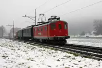 Sonderzug vom 11. Dezember 2017 im Dienste des Bahnmuseums Kerzers mit Re 4/4 I 10009 + C 5820 + F 16005 + Tm 65 bei Lyss auf der Fahrt nach Kallnach, wo zwei Speisewagen und ein G Wagen auf die Überfuhr nach Tschechien warteten.
Foto: Walter Ruetsch