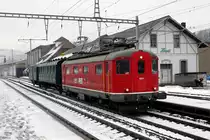 Sonderzug vom 11. Dezember 2017 im Dienste des Bahnmuseums Kerzers mit Re 4/4 I 10009 + C 5820 + F 16005 anlässlich der Bahnhofsdurchfahrt Suberg-Grossaffoltern.
Foto: Walter Ruetsch