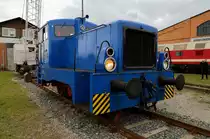 102 965 des Historischen Bw`s Arnstadt am 07.10.2017 auf Rangierfahrt ebendort. Sie ist gerade unterwegs, um Rangierarbeiten mit dem soeben eingefahrenen Meininger Sonderzug durchzuführen.
Die Maschine wurde 1975 als V22 unter der Fabriknummer 262.5.611 im LKM Babelsberg gebaut und an den VEB Kalibetrieb Südharz Sondershausen ausgeliefert. Ab 01.07.1986 war sie dann beim VEB Wellpappenwerk Arnstadt im Dienst und ab 01.07.1990 bei der Arnstadter Verpackungs GmbH. Seit 07.11.2002 ist sie eine Dauerleihgabe an den Förderverein Historisches Bahnbetriebswerk Arnstadt e.V., erledigt hier anfallende Rangieraufgaben und erfreut sich ganz offensichtlich bester Gesundheit! ;-)
Die Aufnahme entstand im Rahmen einer Sonderzugveranstaltung, deren Ziel u.a. der Besuch dieses Bahnmuseums war.
