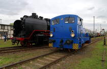 Hurtig wieselt 102 965 am Nachmittag 07.10.2017 im Arnstadter Museums-Bw an`s andere Ende des soeben eingefahrenen Meininger Sonderzuges, um ihn in die Zwischenabstellung zu schleppen. Währenddessen wird die links stehende 50 380 eine Fotopräsentationsfahrt auf der Drehscheibe machen und sich dann zur  Siesta  in den Lokschuppen zurückziehen, bevor sie ihren Sonderzug dann am späten Nachmittag zurück nach Meiningen bringt.